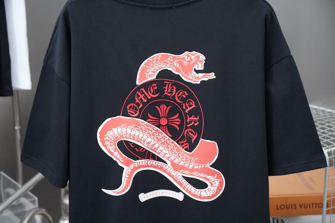🅿️200 Ch*ome Hearte 25SS early spring new style Crow Heart Year of the Snake limited short-sleeved style Light luxury essential item for daily commuting for men and women Correct version Welcome to compare Detailed features · 320g 100% pure cotton double yarn jersey fabric · Custom dyed in the same cylinder, special thickened 32 count double-ply 1X1 thread · Year of the Snake limited edition print ➕ thick version letter logo · Double-needle sewing and cross-seam technology · Original main mark, washed tag, brand moisture-proof paper packaging Color: black/white Size: S/M/L/XL
